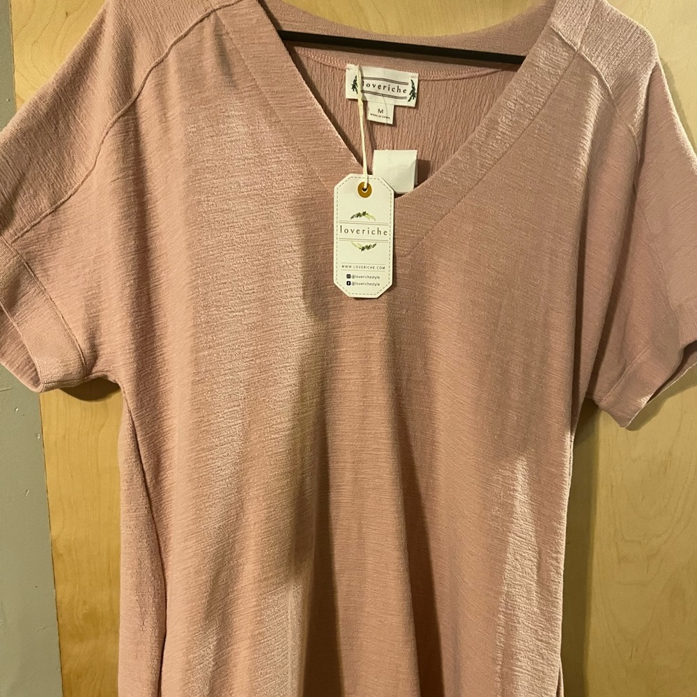 Pretty pink tunic. So cute with leggings. Never been worn. pm for more info❤️